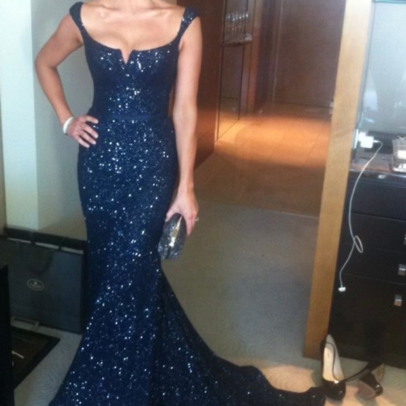 Navy Gown, size 2/4. Prom, Red Carpet, Pageant - Picture 5 of 5